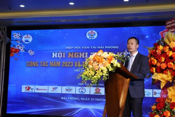 Ông Nguyễn Văn Đua - Chi hội trưởng Chi hội đại lý thủ tục Hải Quan và dịch vụ Vận tải Cảng Biển phát biểu tham luận