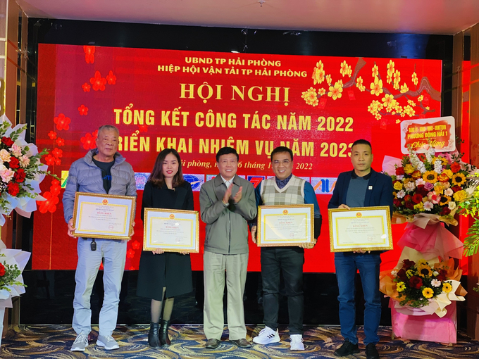 Ông Nguyễn Văn Quyền - Chủ tịch Hiệp hội Vận tải ô tô Việt Nam tặng Bằng khen cho các Doanh nghiệp có thành tích xuất sắc