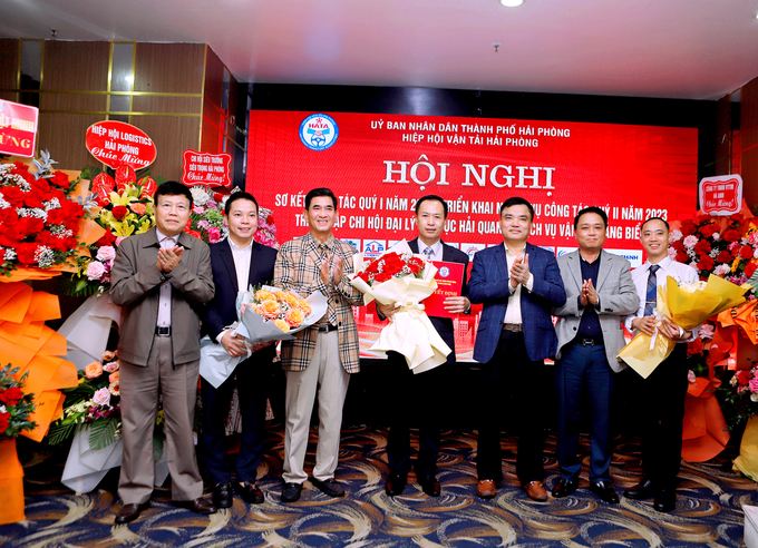 Lãnh đạo Hiệp hội Vận tải ô tô Việt Nam trao quyết định và tặng hoa chúc mừng Ban chấp hành Chi hội Đại lý thủ tục Hải quan và Dịch vụ Vận tải cảng biển
